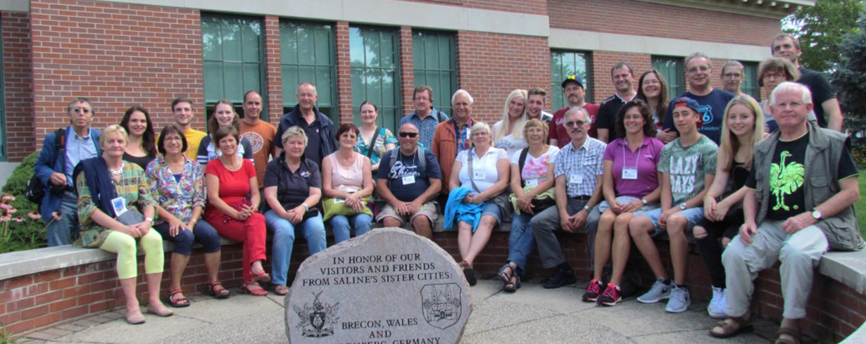 Gruppenfoto einer Delegation vor dem Rathaus in Saline, USA – Teilnehmer der Städtepartnerschaft mit Lindenberg, Deutschland